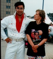 �berzeugter Elvis Fan mit Elvis T-Shirt